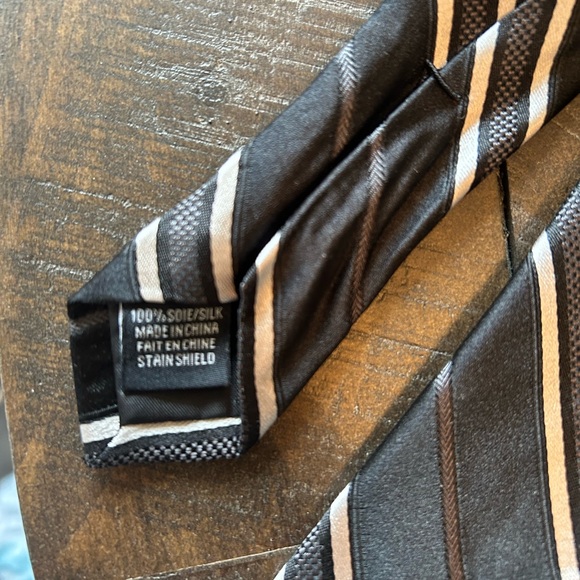 Van Heusen Silk Tie - Picture 3 of 4